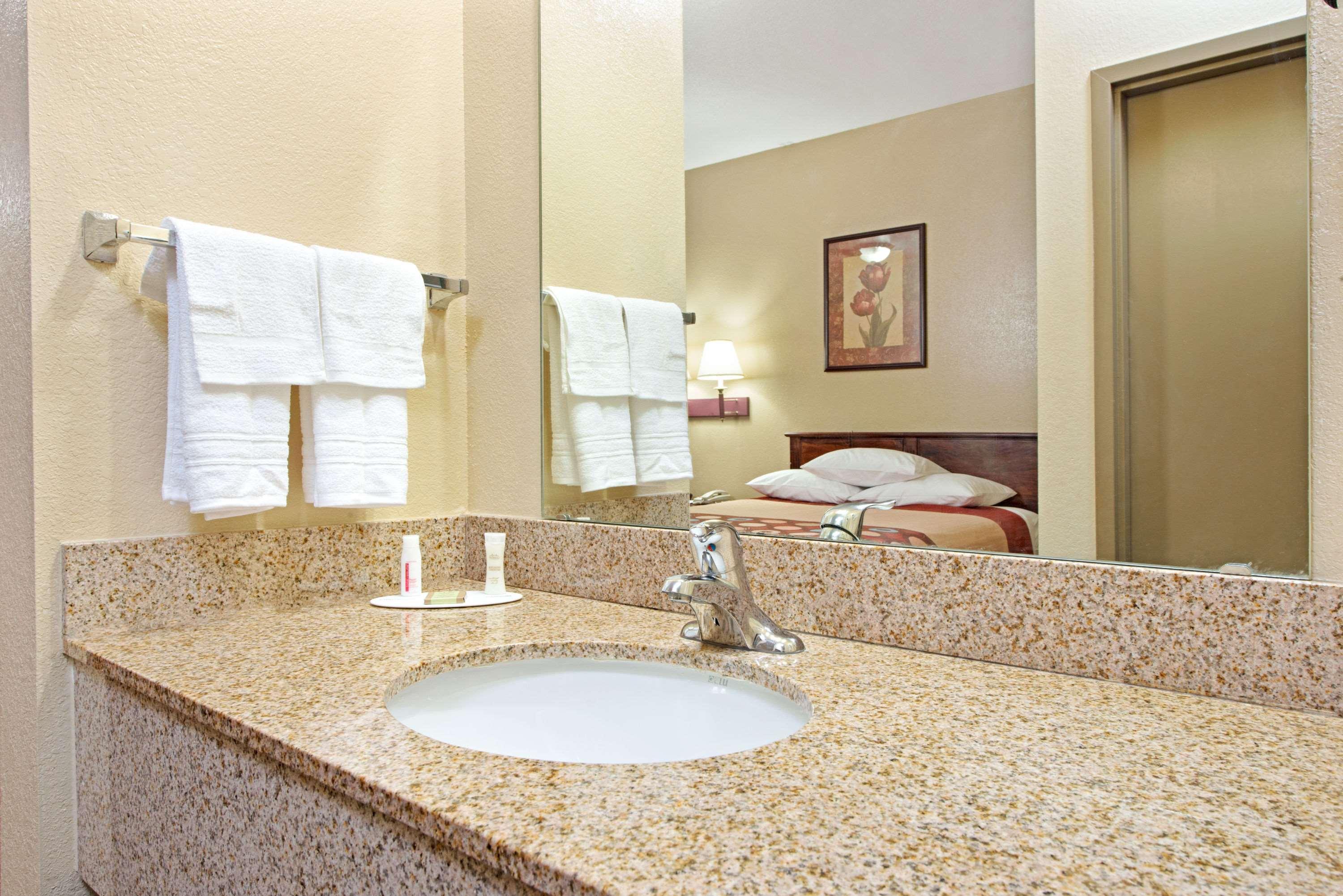 Super 8 By Wyndham St. Louis Airport Ξενοδοχείο Woodson Terrace Εξωτερικό φωτογραφία
